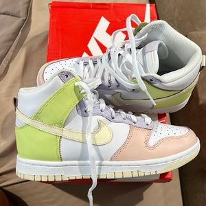 New Never Worn Nike women Dunk high